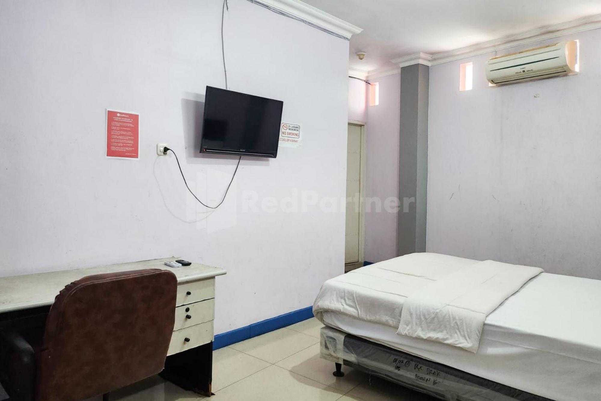 Hotel Reddoorz Near Plaza Gede